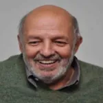 صوره عن حسين فهمي يكشف كواليس صادمة عن خلاف أحمد زكي ومحمد خان: «أحضر مسدسًا من سيارته»