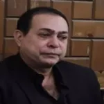 صوره عن انهيار حكيم بالبكاء في جنازة شقيقه اللواء كامل عبد الصمد.. ونجوم الغناء الشعبي يواسونه