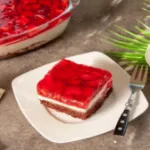 صوره عن طريقة عمل كيكة الشوكولاتة بالكريمة والفراولة