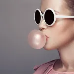 صوره عن اذا التصق اللبان في شعرك.. تخلصي منه بـ 4 خطوات