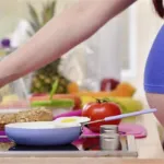صوره عن 8 مشروبات و13 صنف من الأطعمة الممنوعة على الحامل للحفاظ على صحة الجنين