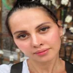 صوره عن ياسمين رئيس تكشف سرًا مؤلمًا عن وفاة والدتها.. ودينا الشربيني تولت تغسيلها في أصعب لحظات حياتها